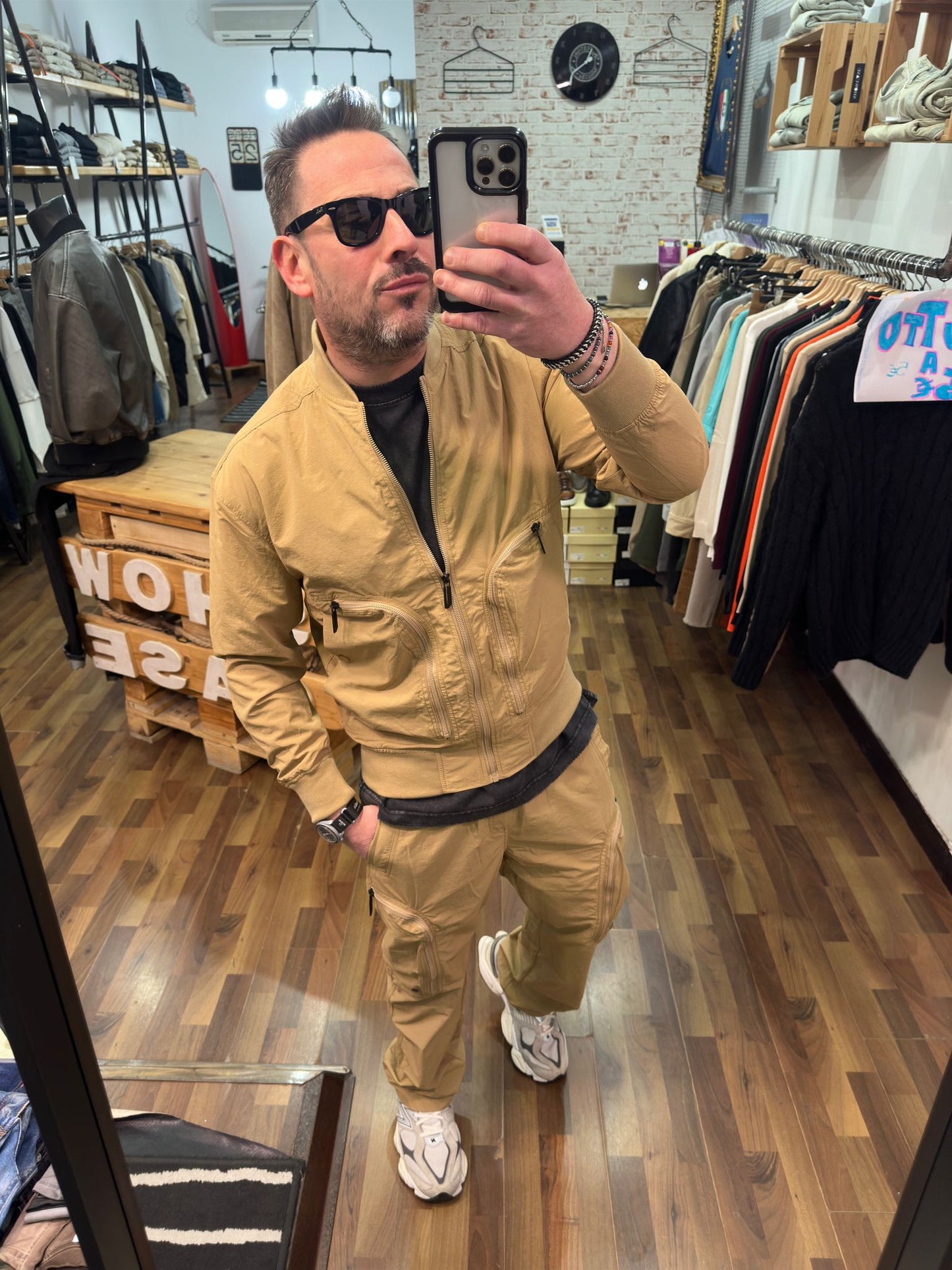 COORDINATO (Disp in vari colori)IN TESSUTO TECNICO MOD PHARELL PANTALONE BAGGY E GIACCA BOMBER