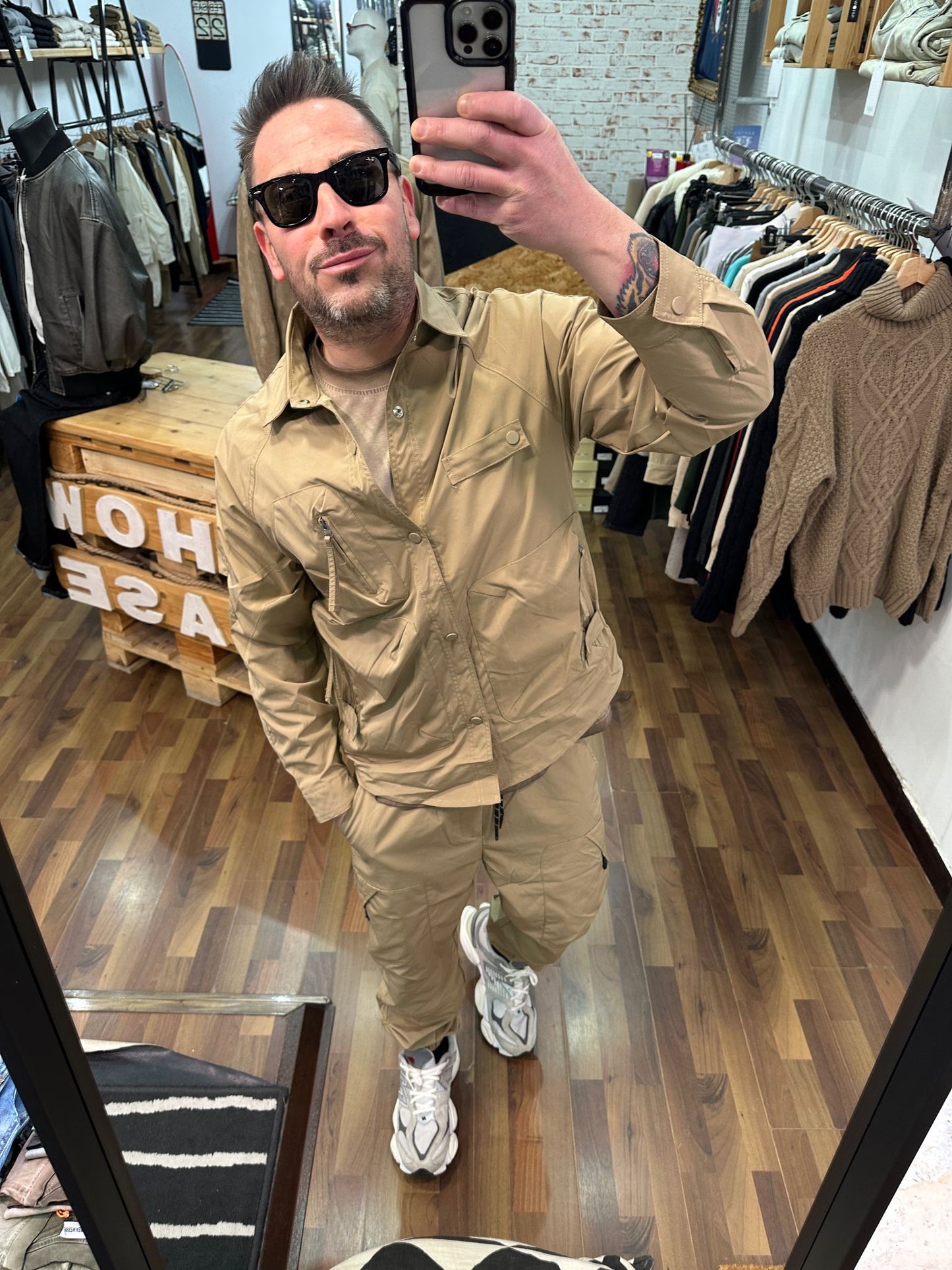 COORDINATO( Disp in vari colori)MOD SNOOP IN TESSUTO TECNICO PANTALONE CARGO CON ELASTICO E CAMICIONE CARGO