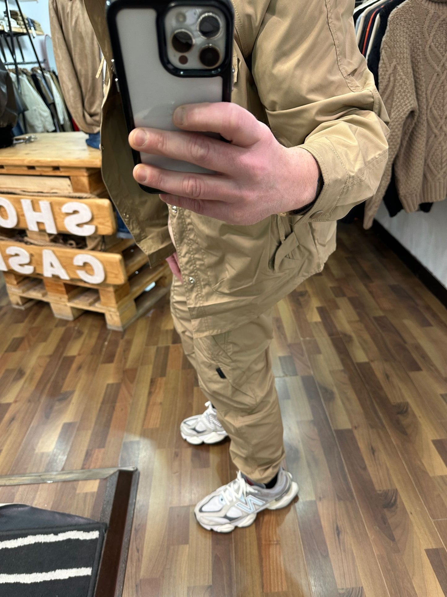 COORDINATO( Disp in vari colori)MOD SNOOP IN TESSUTO TECNICO PANTALONE CARGO CON ELASTICO E CAMICIONE CARGO