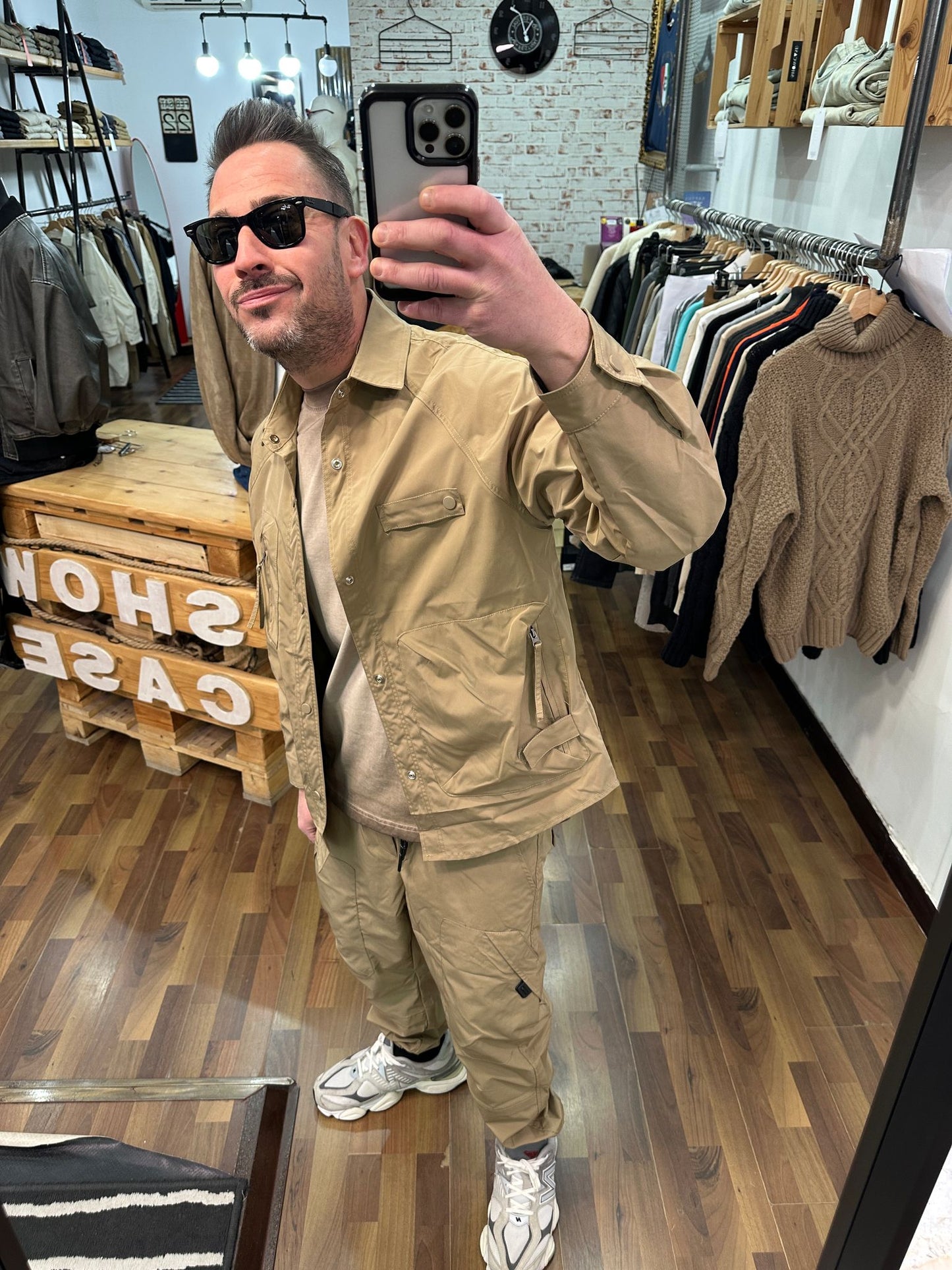 COORDINATO( Disp in vari colori)MOD SNOOP IN TESSUTO TECNICO PANTALONE CARGO CON ELASTICO E CAMICIONE CARGO
