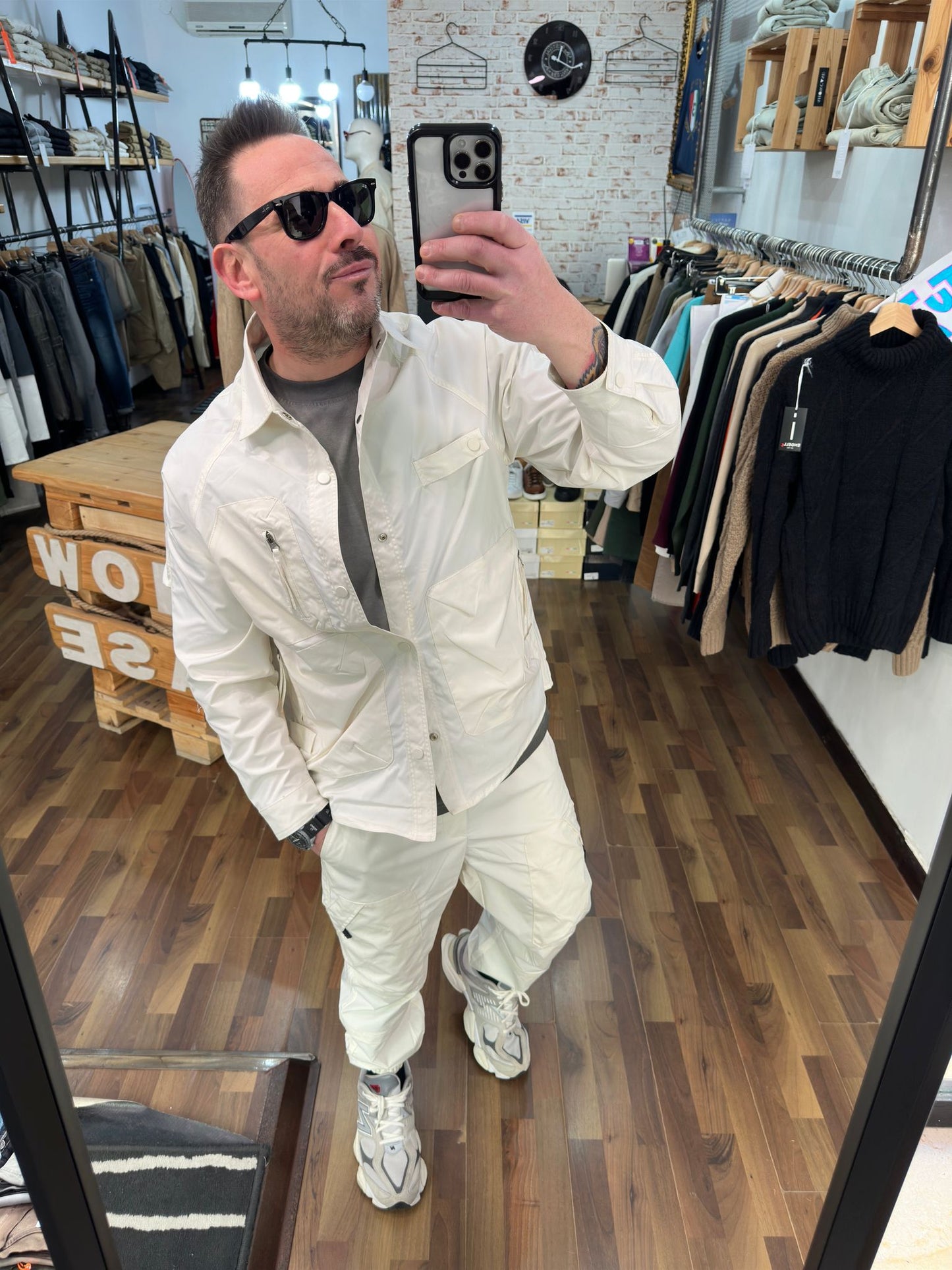 COORDINATO( Disp in vari colori)MOD SNOOP IN TESSUTO TECNICO PANTALONE CARGO CON ELASTICO E CAMICIONE CARGO