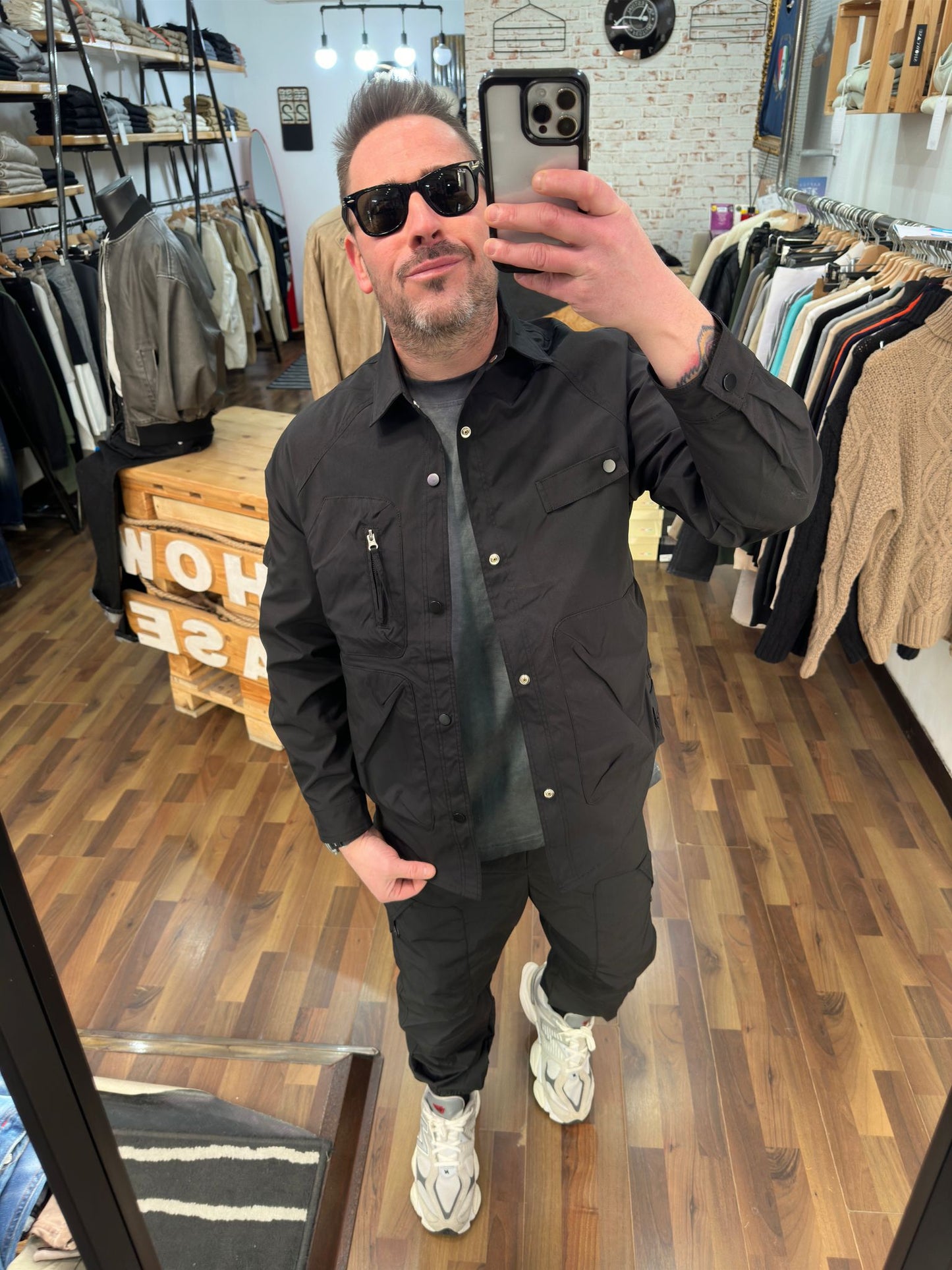 COORDINATO( Disp in vari colori)MOD SNOOP IN TESSUTO TECNICO PANTALONE CARGO CON ELASTICO E CAMICIONE CARGO