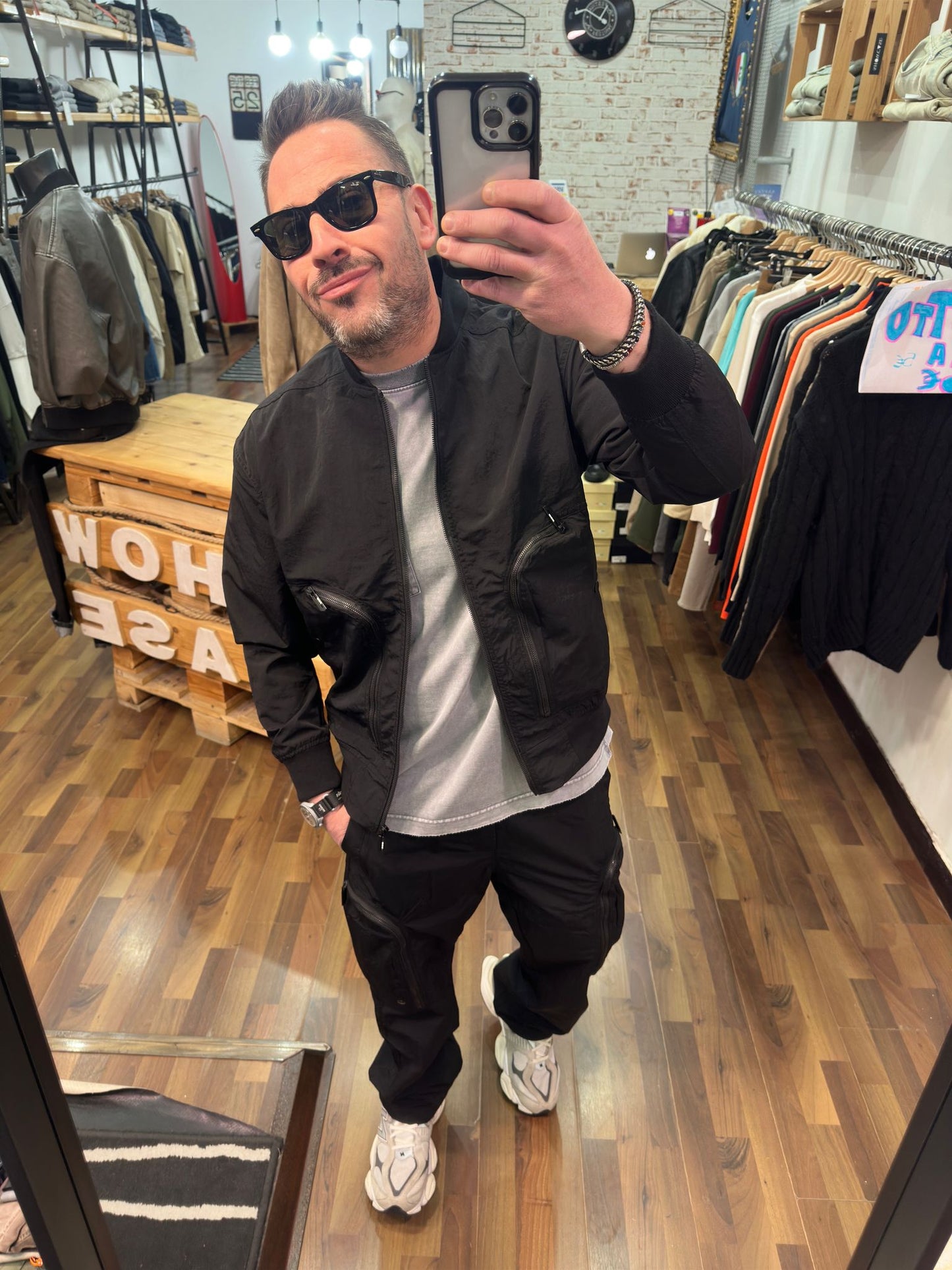 COORDINATO (Disp in vari colori)IN TESSUTO TECNICO MOD PHARELL PANTALONE BAGGY E GIACCA BOMBER