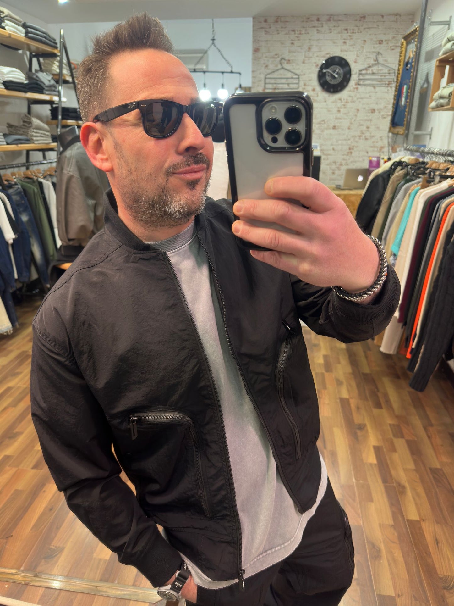 COORDINATO (Disp in vari colori)IN TESSUTO TECNICO MOD PHARELL PANTALONE BAGGY E GIACCA BOMBER