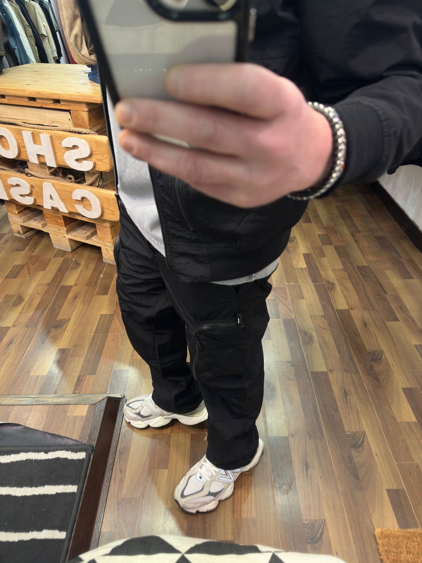 COORDINATO (Disp in vari colori)IN TESSUTO TECNICO MOD PHARELL PANTALONE BAGGY E GIACCA BOMBER