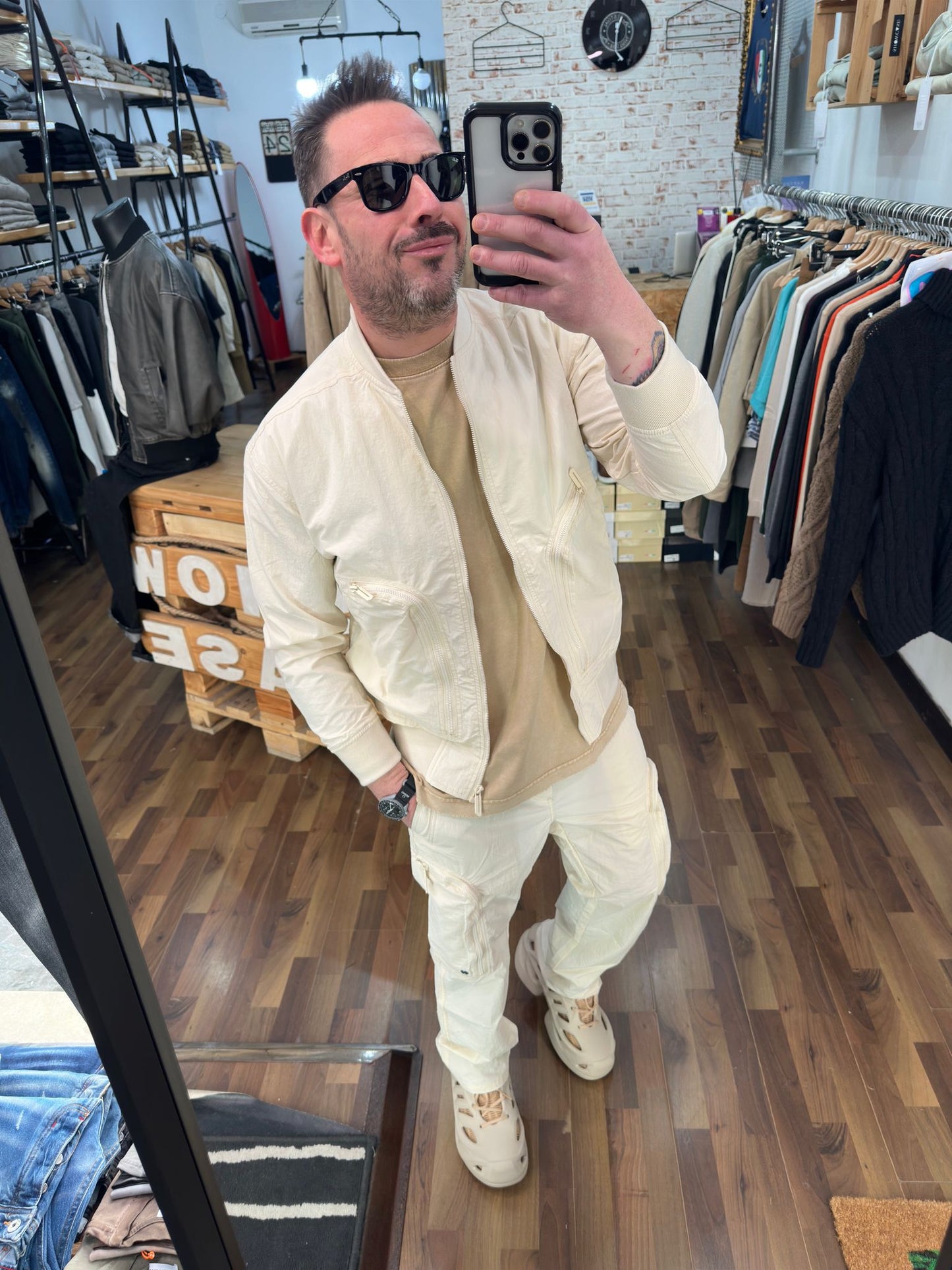 COORDINATO (Disp in vari colori)IN TESSUTO TECNICO MOD PHARELL PANTALONE BAGGY E GIACCA BOMBER