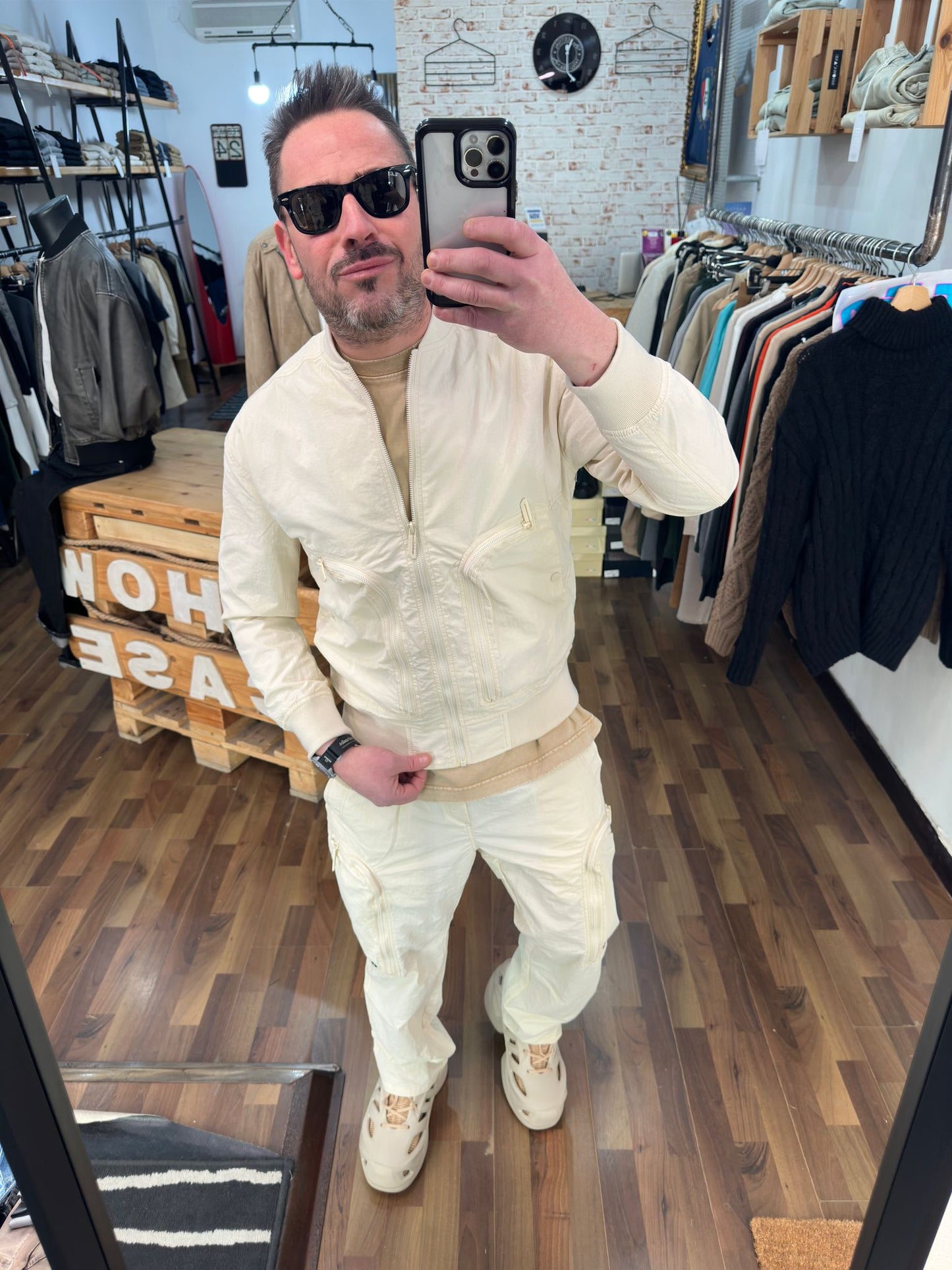 COORDINATO (Disp in vari colori)IN TESSUTO TECNICO MOD PHARELL PANTALONE BAGGY E GIACCA BOMBER