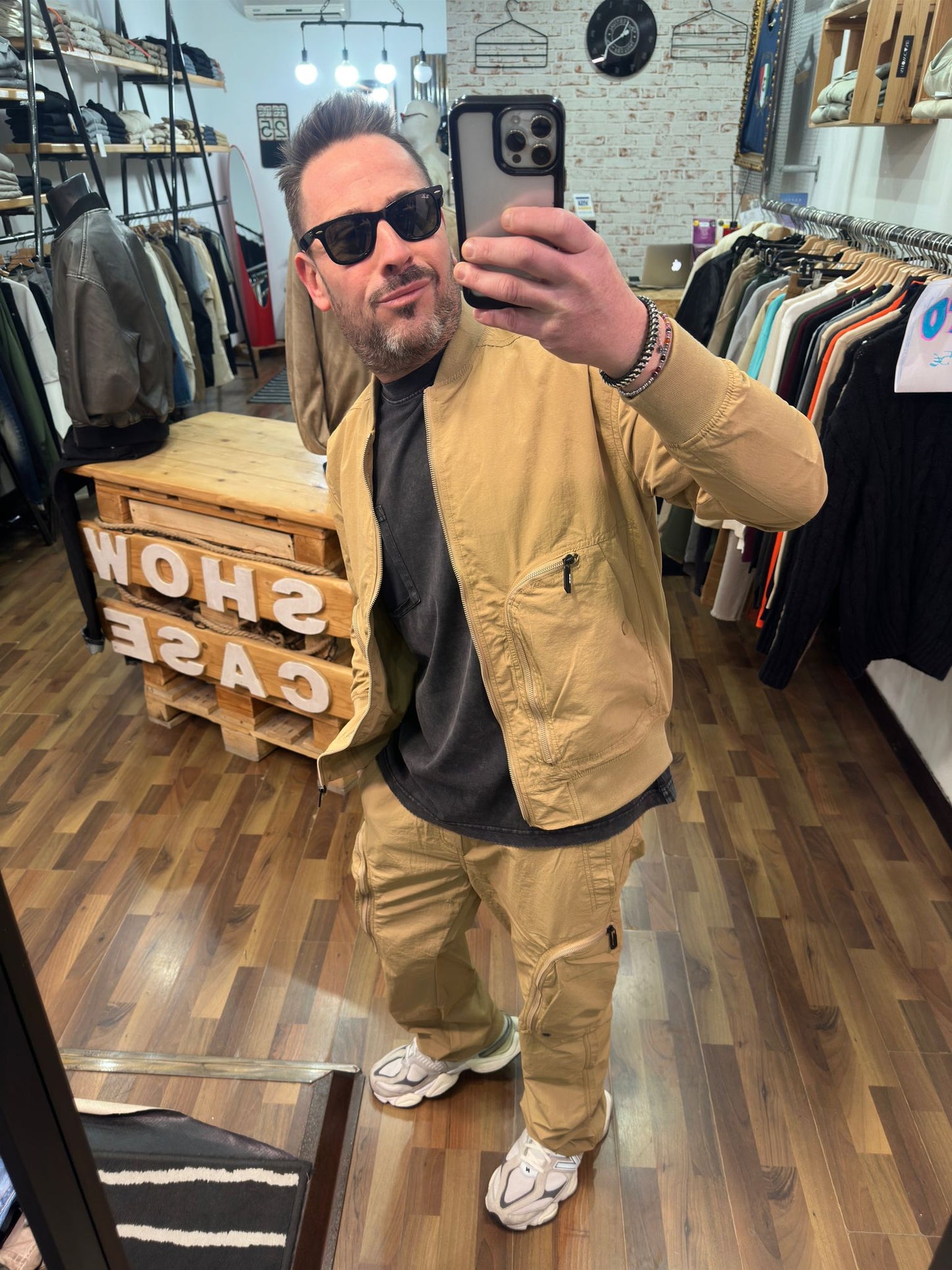 COORDINATO (Disp in vari colori)IN TESSUTO TECNICO MOD PHARELL PANTALONE BAGGY E GIACCA BOMBER