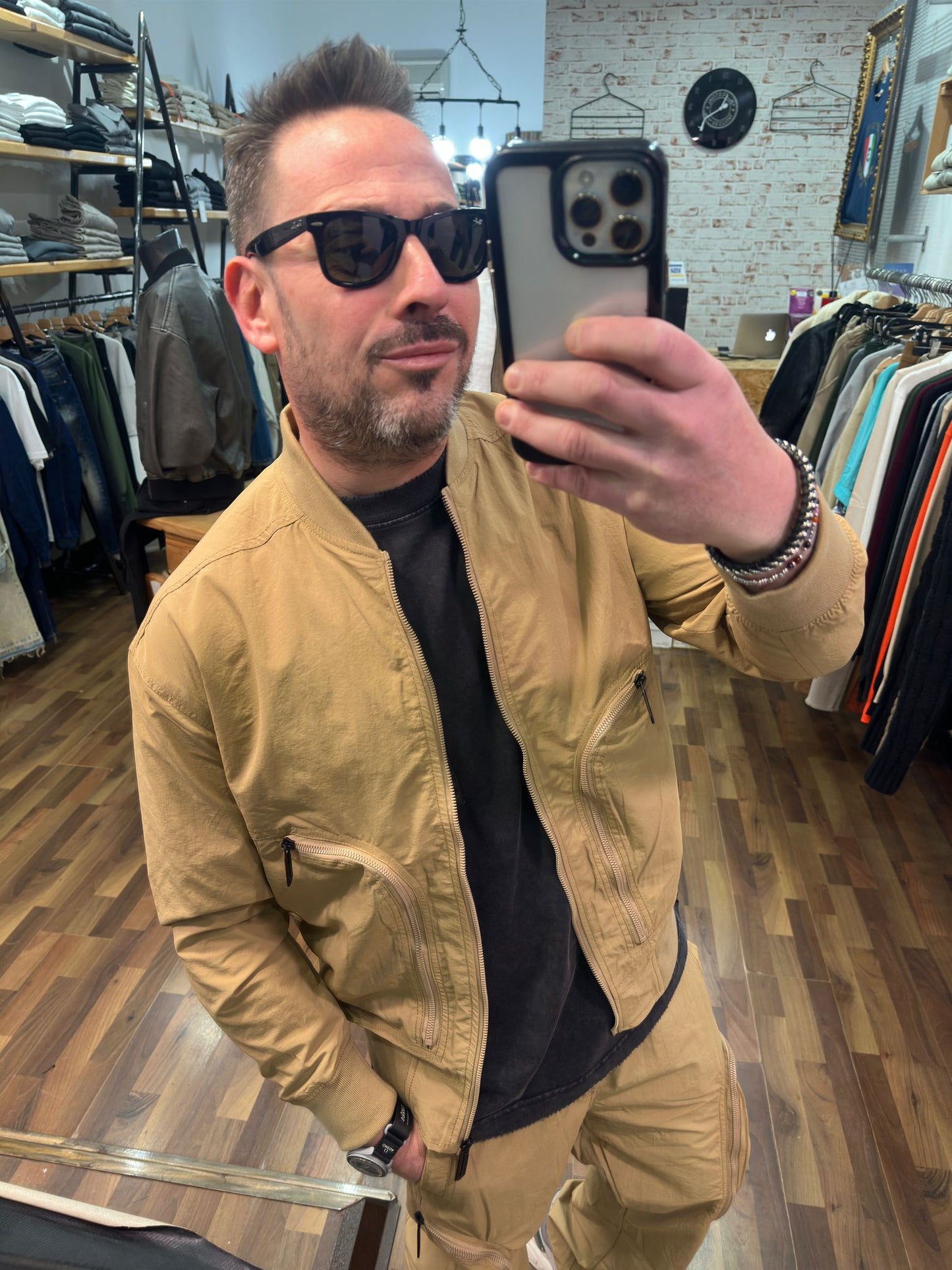 COORDINATO (Disp in vari colori)IN TESSUTO TECNICO MOD PHARELL PANTALONE BAGGY E GIACCA BOMBER